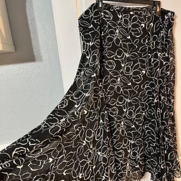 Chaps Dresses & Skirts - Chaps women flare black and white floral print skirt